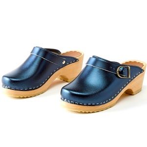 Hanna Andersson Women’s Navy Blue Clogs